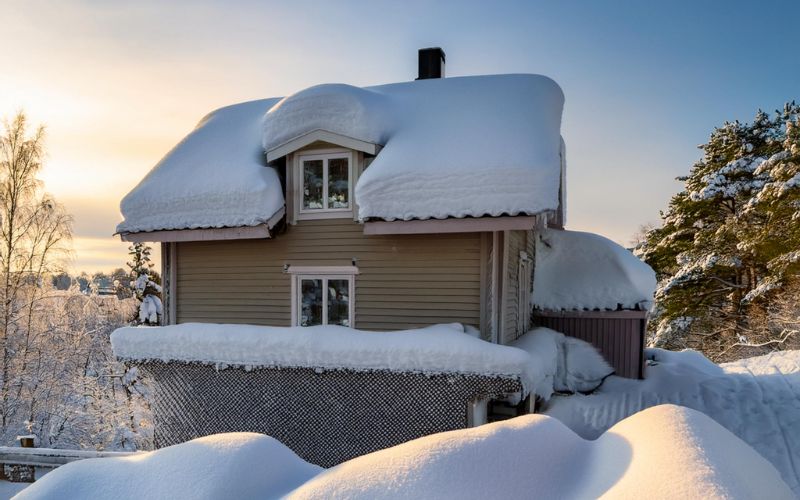 Röjt bort snö och istappar på villa i Årstaskog, Liljeholmskajen
